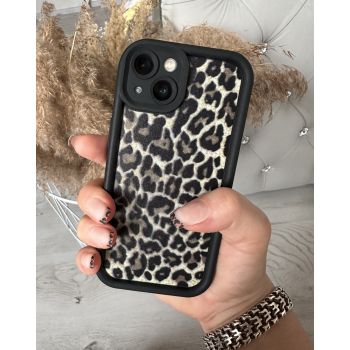 Чехол черный леопард на iPhone 15