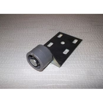 Ролик на гнутій пластині 28мм пластик